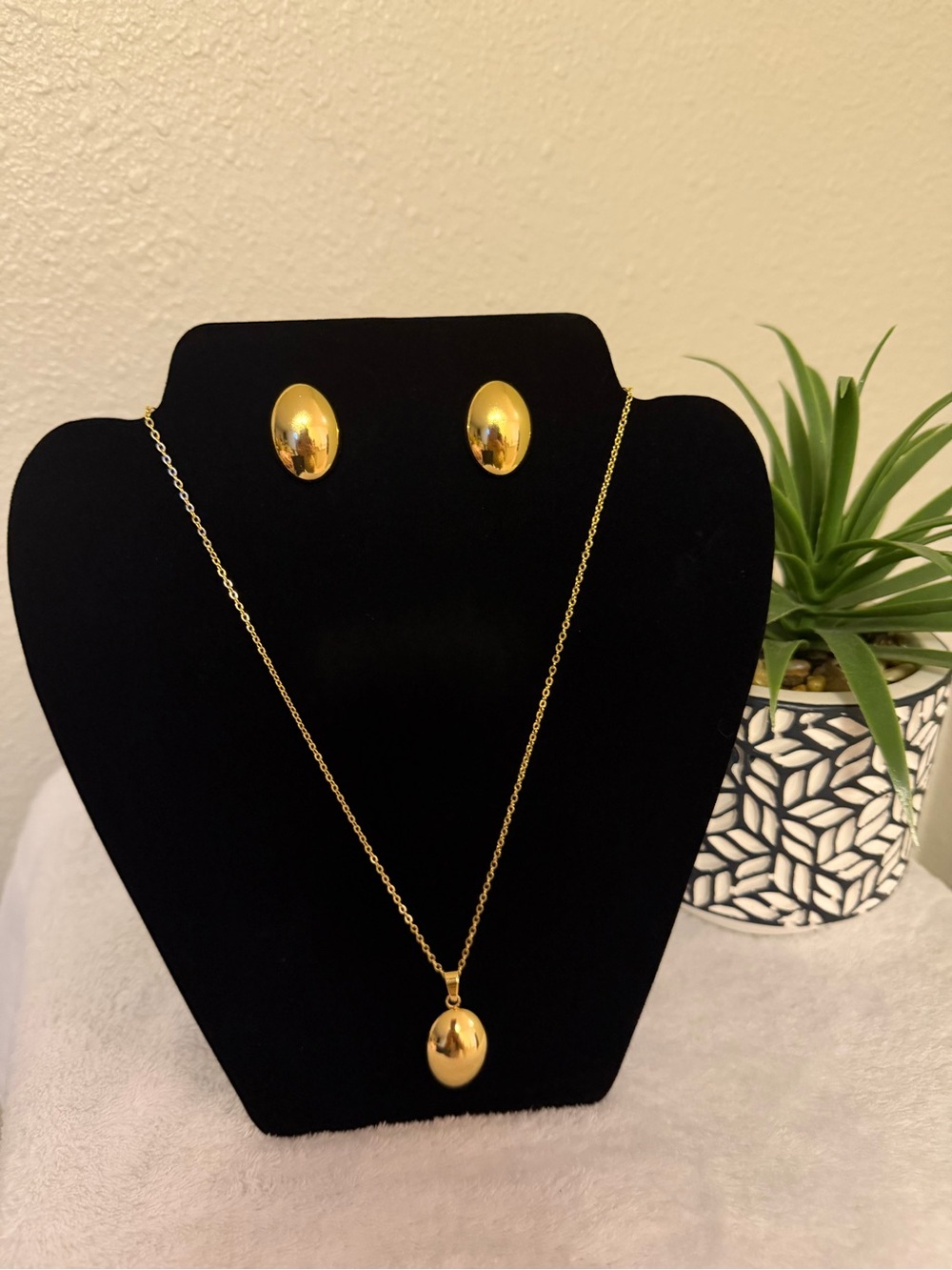 Gold Oval Pendant Necklace and Stud Earrings Set - Classic Women’s Jewelry